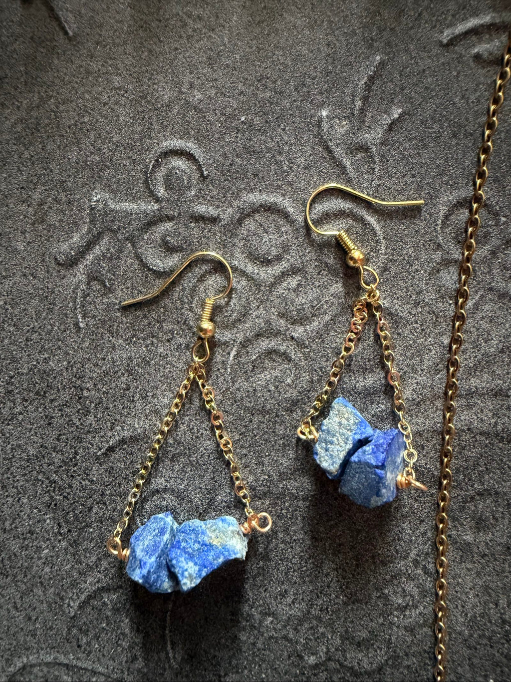 Nia Vintage Boutique blue earrings with raw lapis lazuli stones on gold chain.